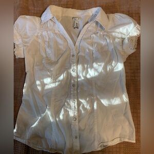 Short sleeve vintage Guess blouse. White. Size small.